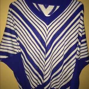 A blue & white sweater long sleeve