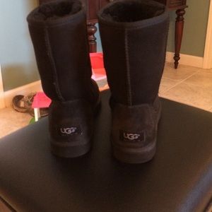 Classic short UGG boots in black