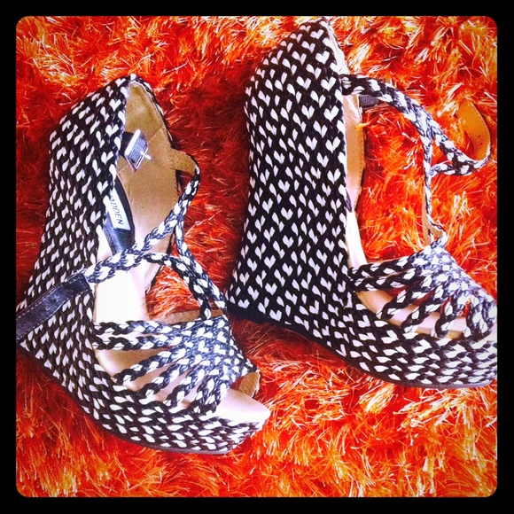 Steve Madden black and white wedge size 7
