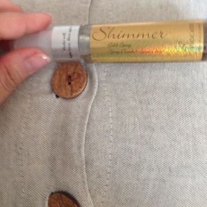 Brocato Shimmer Gold Spray. Buildable shine