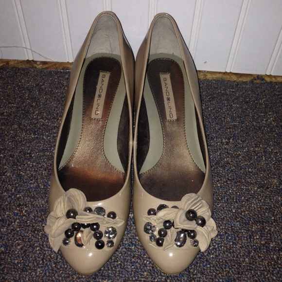 Bandolino Taupe / Beige Wedges size 6