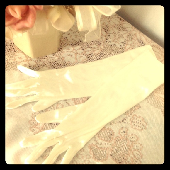 Vintage gloves. Special occasion gloves. Ivory