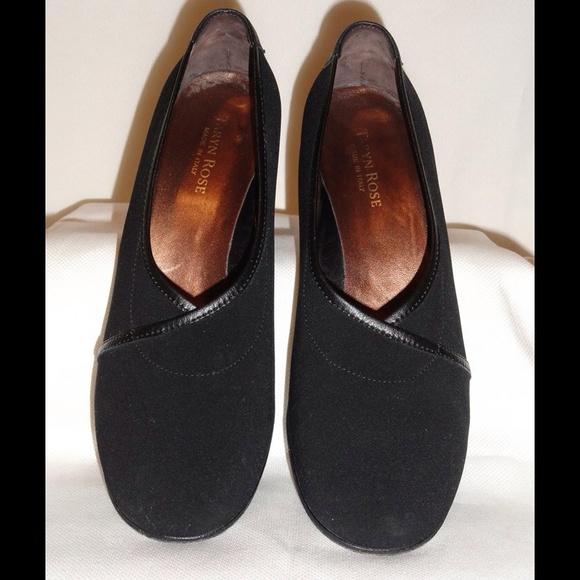 taryn rose Shoes - Taryn Rose Black Pumps Size 9