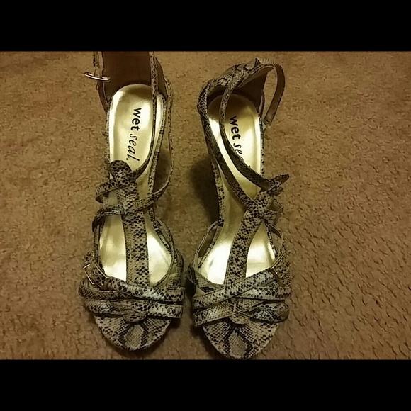 Snake print T-strap heels - Picture 3 of 4