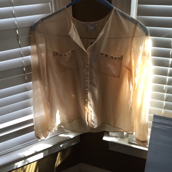 Cream shirt with two pockets