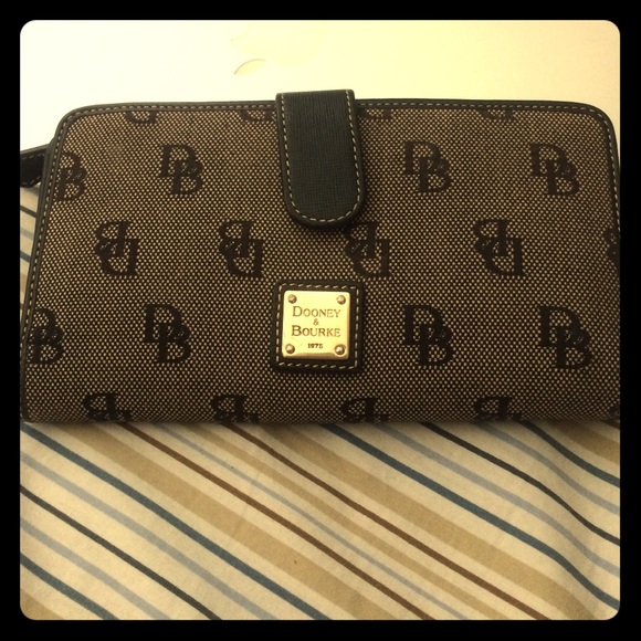 Authentic dooney and Bourke wallet ❤️ - Picture 1 of 4