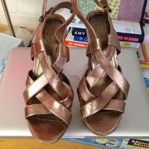 VINCE CAMUTO GOLD METALLIC PLATFORM SANDALS