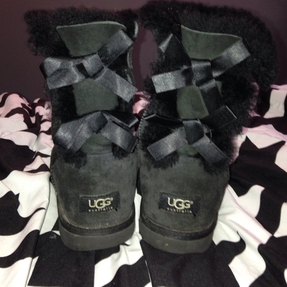 Black bow UGGs size 8.
