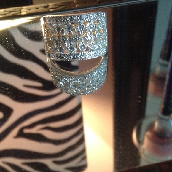 Beautiful Sterling Silver Ring with 40 DIAMONDS