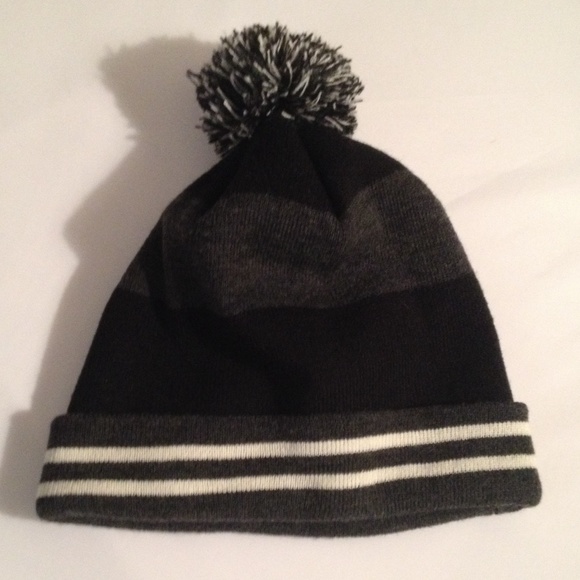 American eagle black and grey beanie w Pom nwt