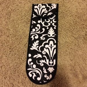 Thirty-one flat iron pouch