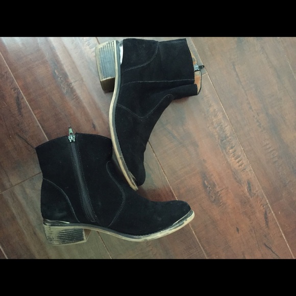 Urban Outfitters DISTRESSED Ankle Boots