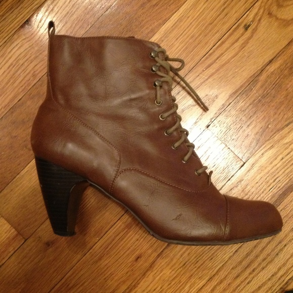 Brown leather lace up booties - Picture 2 of 4
