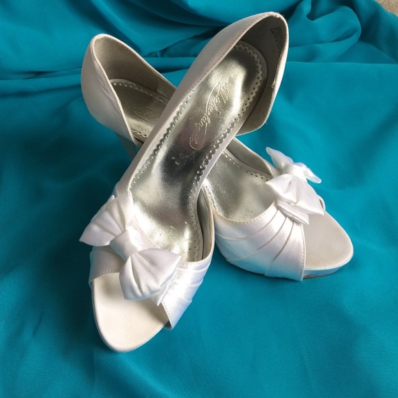 Shoes - Beautiful white satin heels