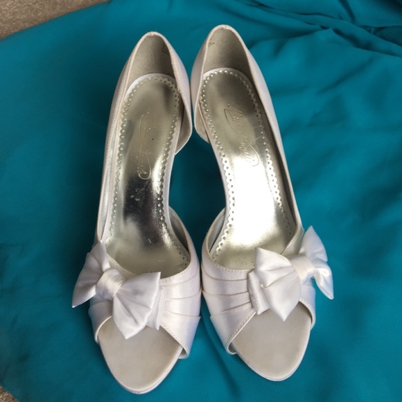 Beautiful white satin heels - Picture 2 of 3