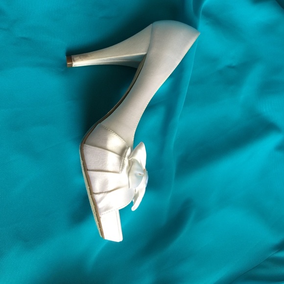Beautiful white satin heels - Picture 3 of 3