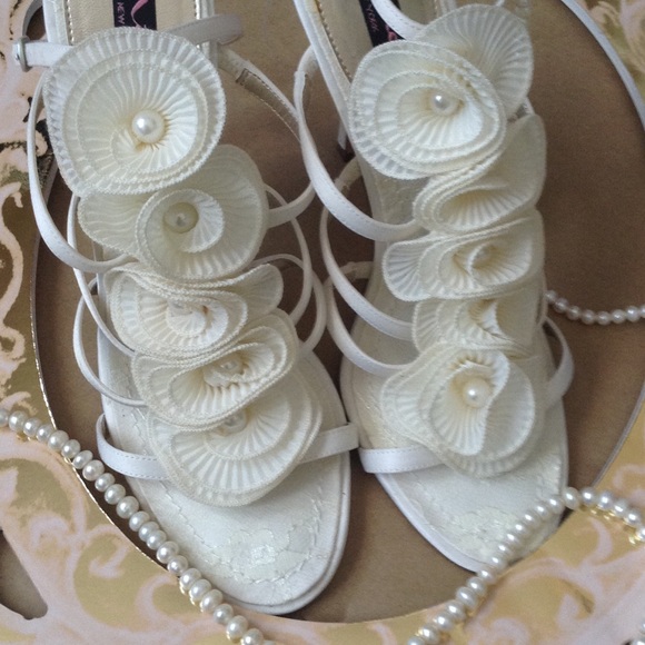 ❤️HOT DEAL❤️White / ivory Nina sandals😍 - Picture 2 of 3