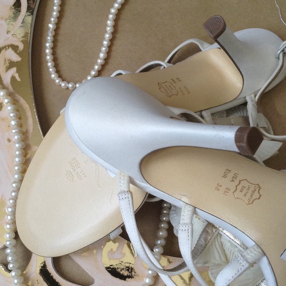 ❤️HOT DEAL❤️White / ivory Nina sandals😍 - Picture 3 of 3
