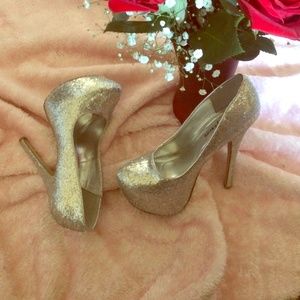 Sexy silver high heels!🌹