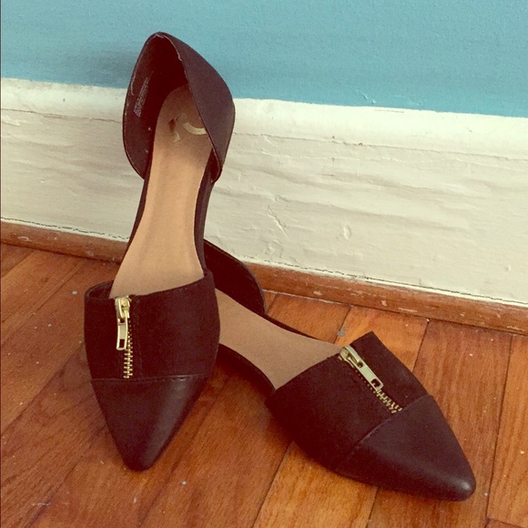 Pointed toe, flats, worn once. Very comfortable.