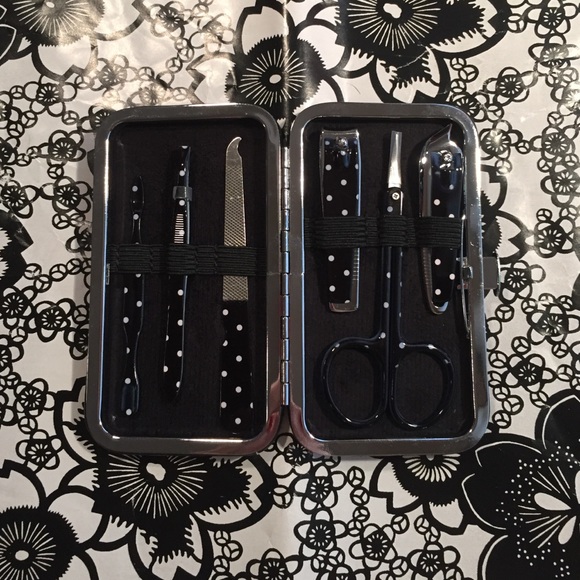 💸💅NWT Manicure Set