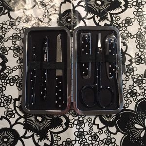💸💅NWT Manicure Set