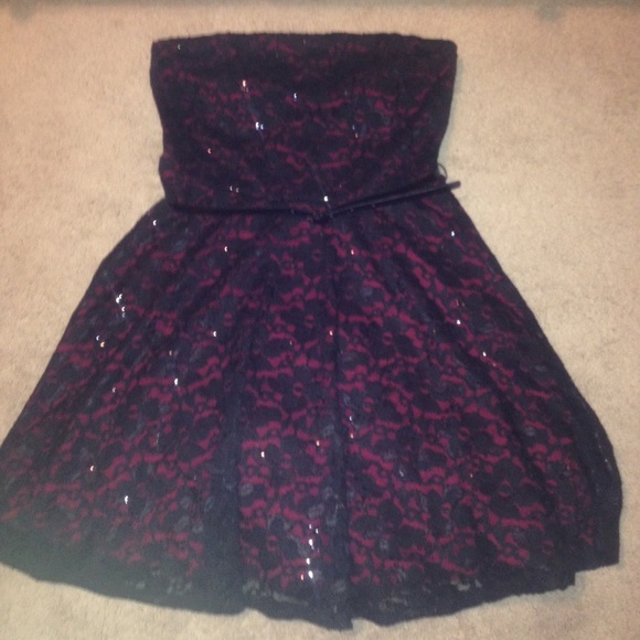 Black & Red floral lace dress - Picture 2 of 3