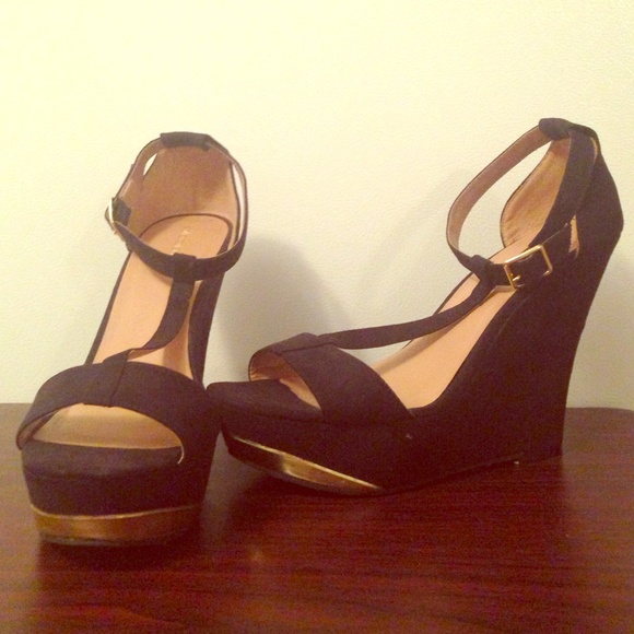 Hot black wedges with gold detail.