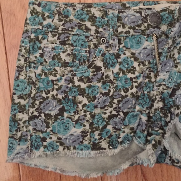 Floral short shorts - Picture 2 of 2