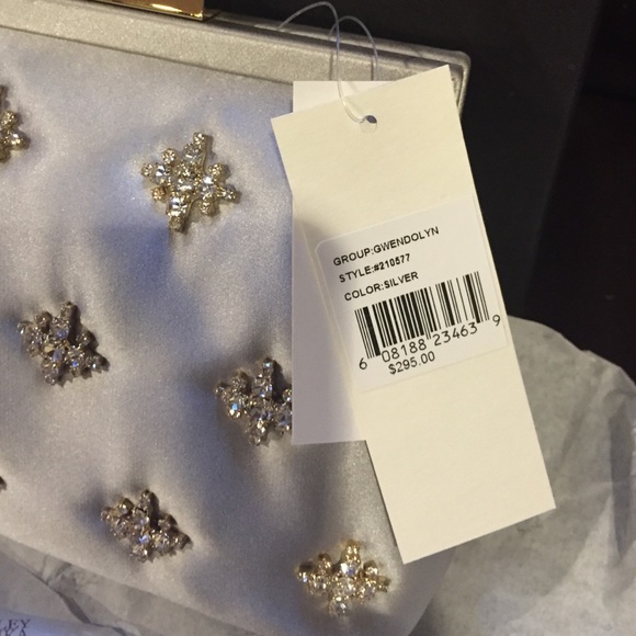 🎉Host Pick🎉Authentic Gwendolyn Silk Clutch - Picture 2 of 6