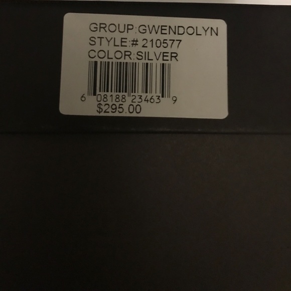 🎉Host Pick🎉Authentic Gwendolyn Silk Clutch - Picture 5 of 6