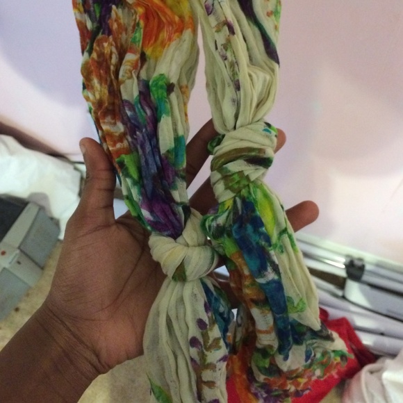 Spring knot scarf - Picture 2 of 3