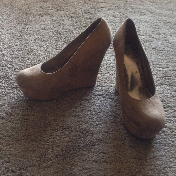 Brash Shoes - Tan suede wedges