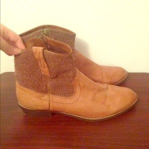 Tan Steve Madden Cowboy Boots 👢