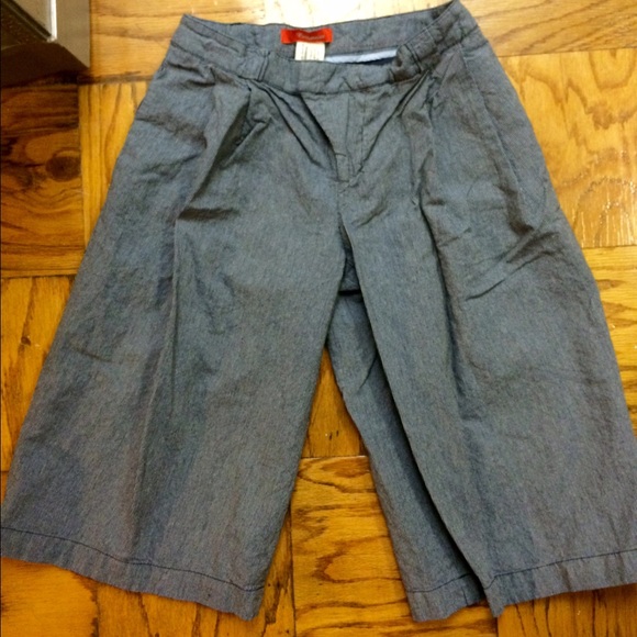 Anthropology clam diggers with a thin navy stripe