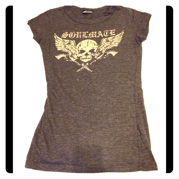 "Soulmate" skull graphic tee!