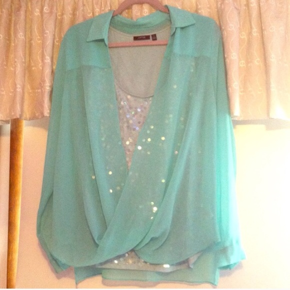 🚫sold in bundle🚫Sheer shirt with wrap at bottom