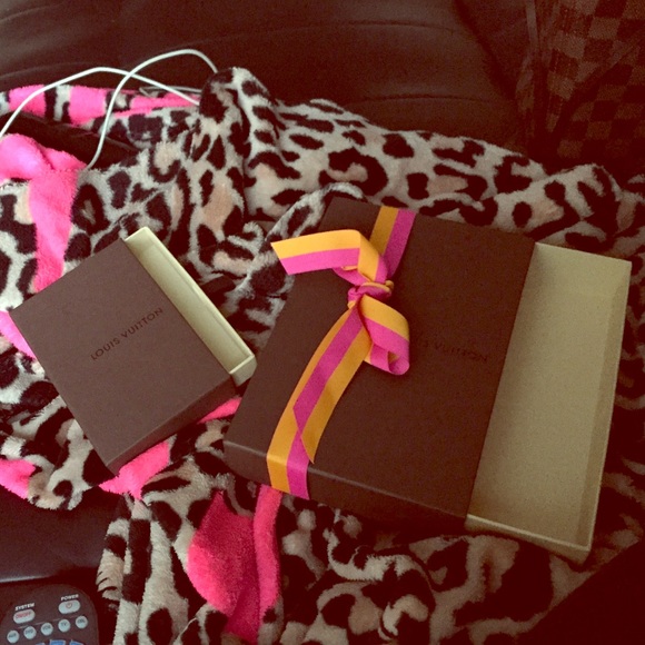 Bundle 4 Louis Vuitton boxes Authentic  2 shoppers