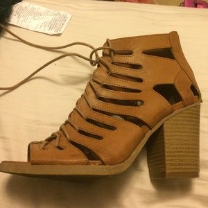 tan lace up wedges!