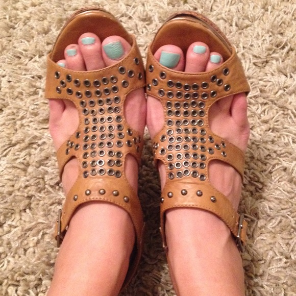 ❗️️SOLD❗️Tan wedges