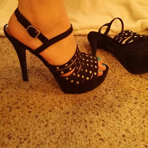 NWOT Black studded heels