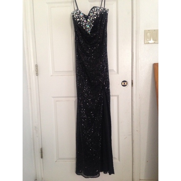 Black prom dress with slit on side - Picture 4 of 4