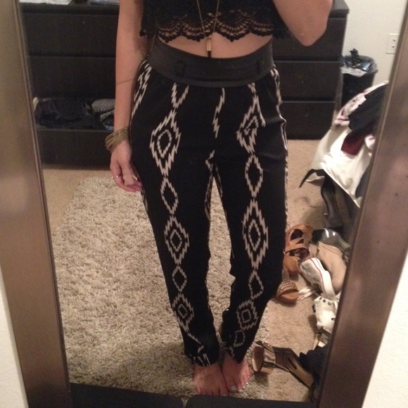 ❗️SOLD❗️Black and white Aztec pants