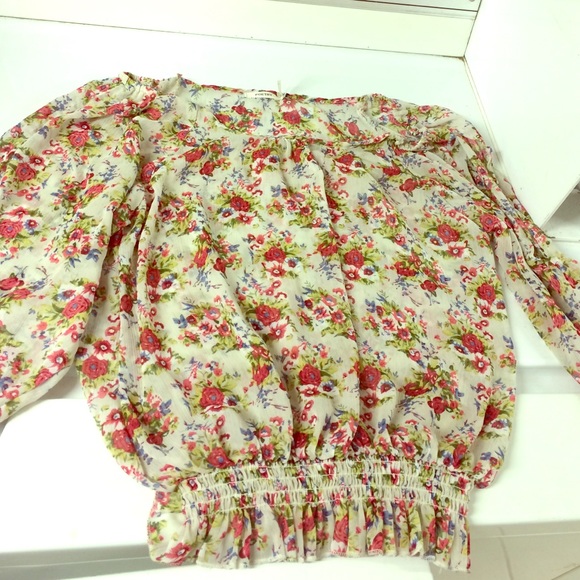 gorgeous floral top perfect for spring!!