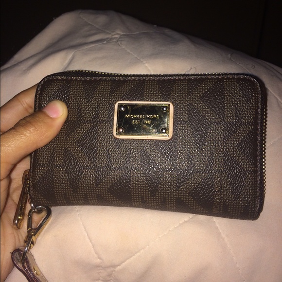 Michael Kors Wristlet *SOLD* - Picture 2 of 4