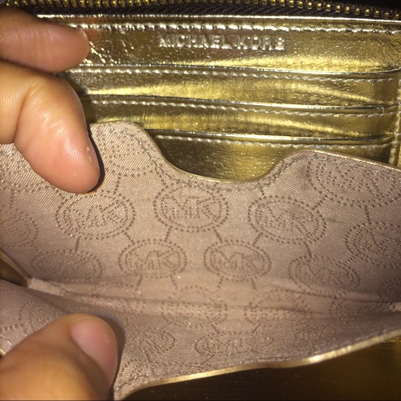 Michael Kors Wristlet *SOLD* - Picture 4 of 4