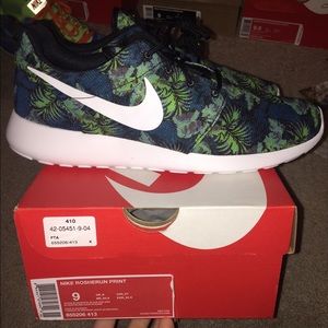 Men's roshe run floral print size 9. On hold 24hrs