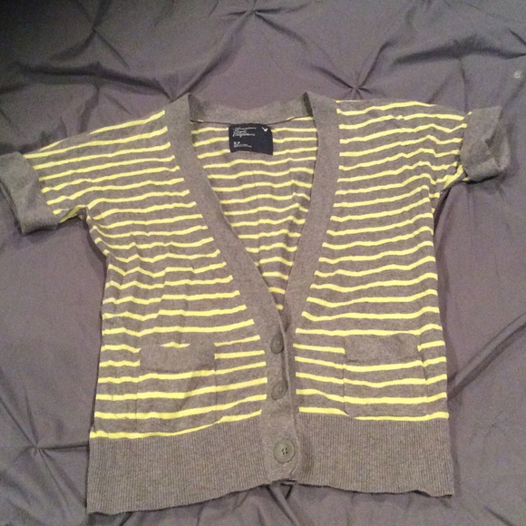 Cardigan. Short sleeve