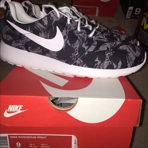 Men's roshe print size 9