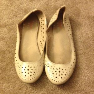 Laser-cut beige flats
